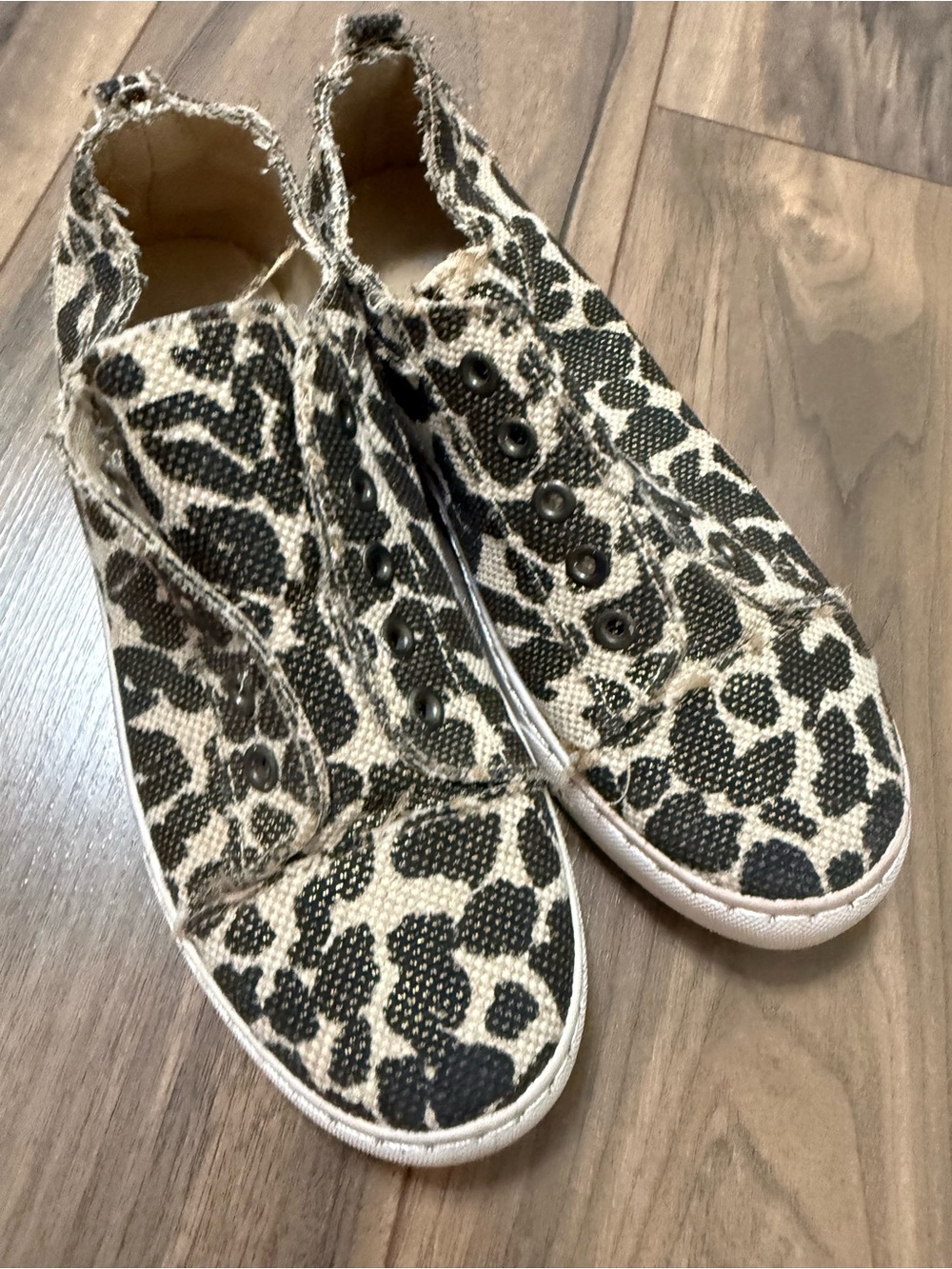 BAMBOO Giraffe Print Slip-On Canvas Sneakers - Black & Cream